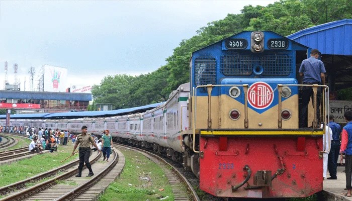 দুর্ঘটনা এড়াতে গতি কমিয়েছে ট্রেন, শিডিউল বিপর্যয়ের শঙ্কা